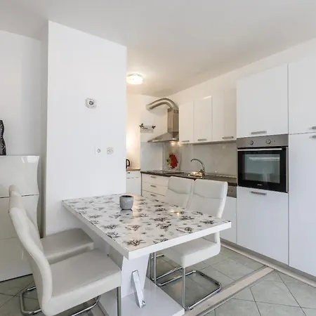 Larus Apartment