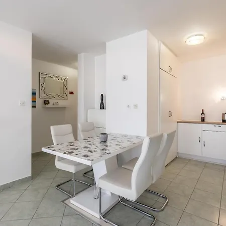 Larus Apartment *
