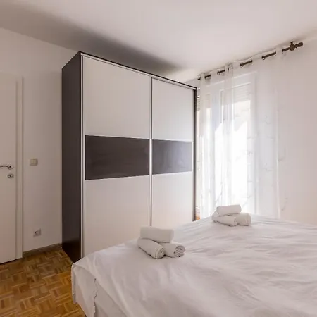 Larus Apartment