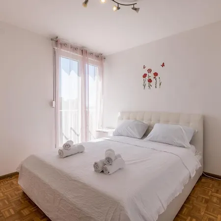 Larus Apartment